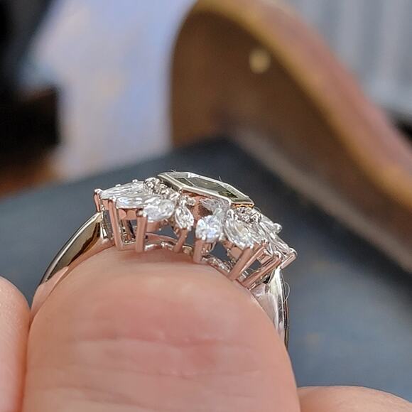 Rhodium Plated Simulated Peridot Ring - Size 9 - Floral Burst Design - Picture 10 of 13